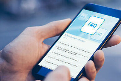 Smartphone Display auf dem die Website http://www-infektionsschutz-de-s.njmu.s5.bt8.net/coronavirus/schutzimpfung/fragen-und-antworten.html angezeigt wird